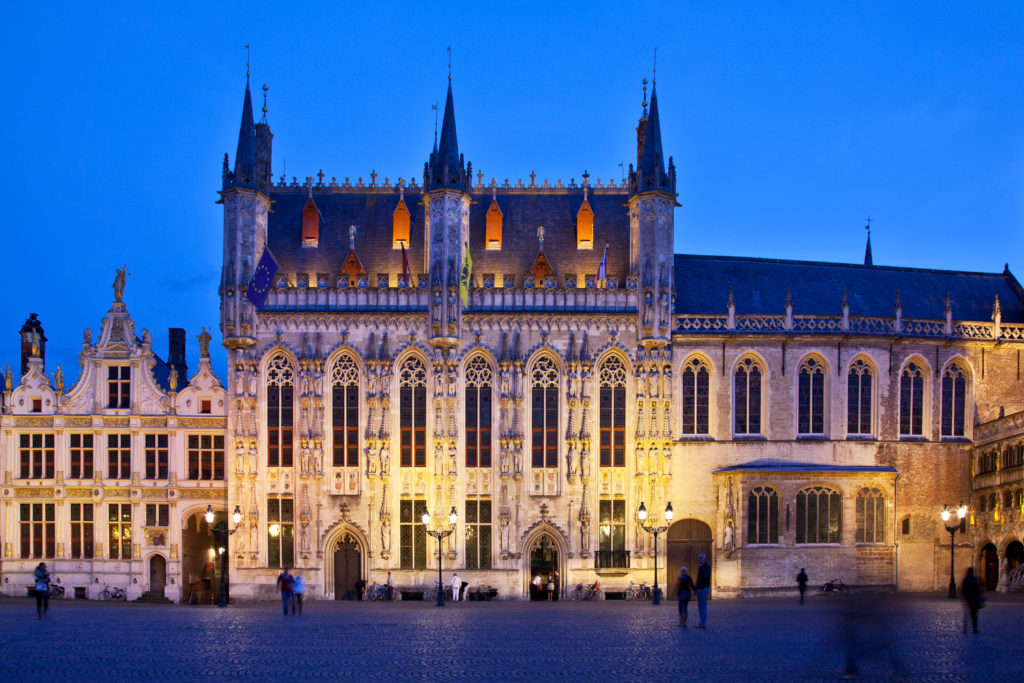C7Y5NP The 14th Century Town Hall or Stadhuis at twilight in the Burg Square in Bruges, Brugge, Flanders, Belgium